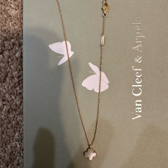 Van Cleef & Arpels Sweet Alhambra Pendant Necklace - Picture 5 of 7